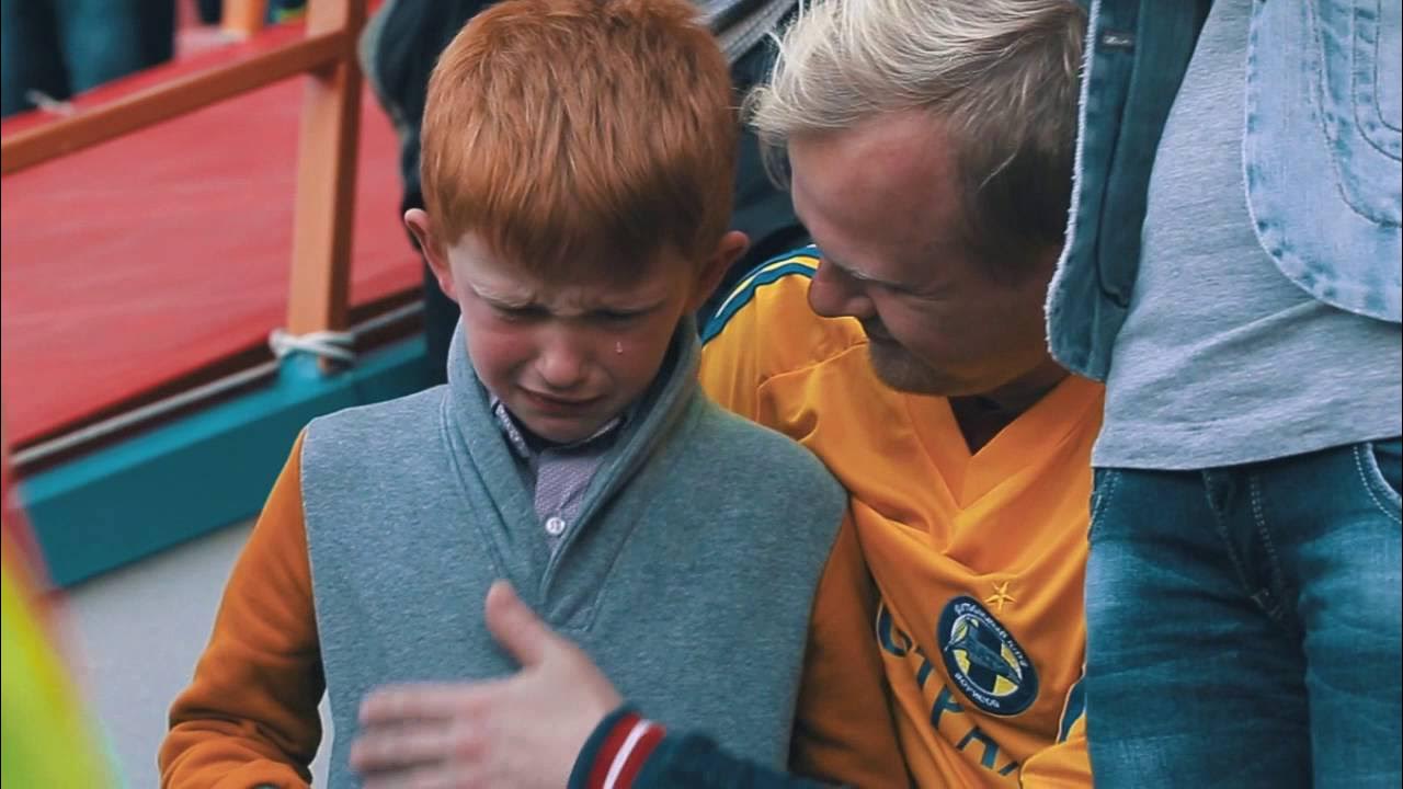 Мини футбол дети. Школьник плачет. Проиграл фото. Ребенок проиграл на соревнованиях. Картинка проигрыша.