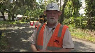 JEA crews in Hyde Park Circle trimming trees