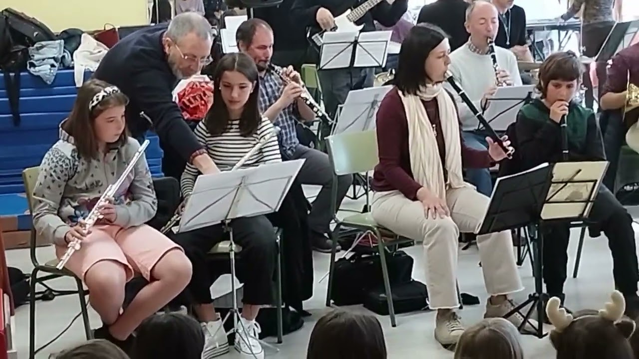 MUSIKA ESKOLAK ESKAINITAKO KONTZERTUA