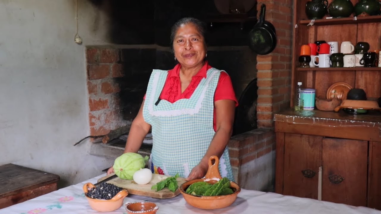 Nopales y calabaza tierna con frijoles de olla de barro, comida tradicional de rancho