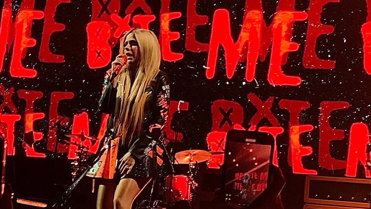 Песня под бит окутана на вид доступная. Avril Lavigne bite me Tour 2022. Bite me Tour: 2022 Аврил Лавин. Аврил Лавин Tour 2022. Аврил Лавин концерты 2022.