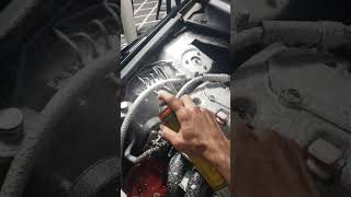 forma más fácil de limpiar el motor de tu auto.