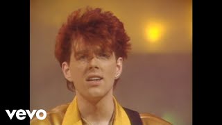 Miniatura de vídeo de "Thompson Twins - Lay Your Hands on Me (Live from Top of the Pops: Christmas Special, 1984)"
