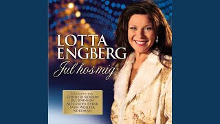 Video thumbnail of "Lotta Engberg - Äntligen december"