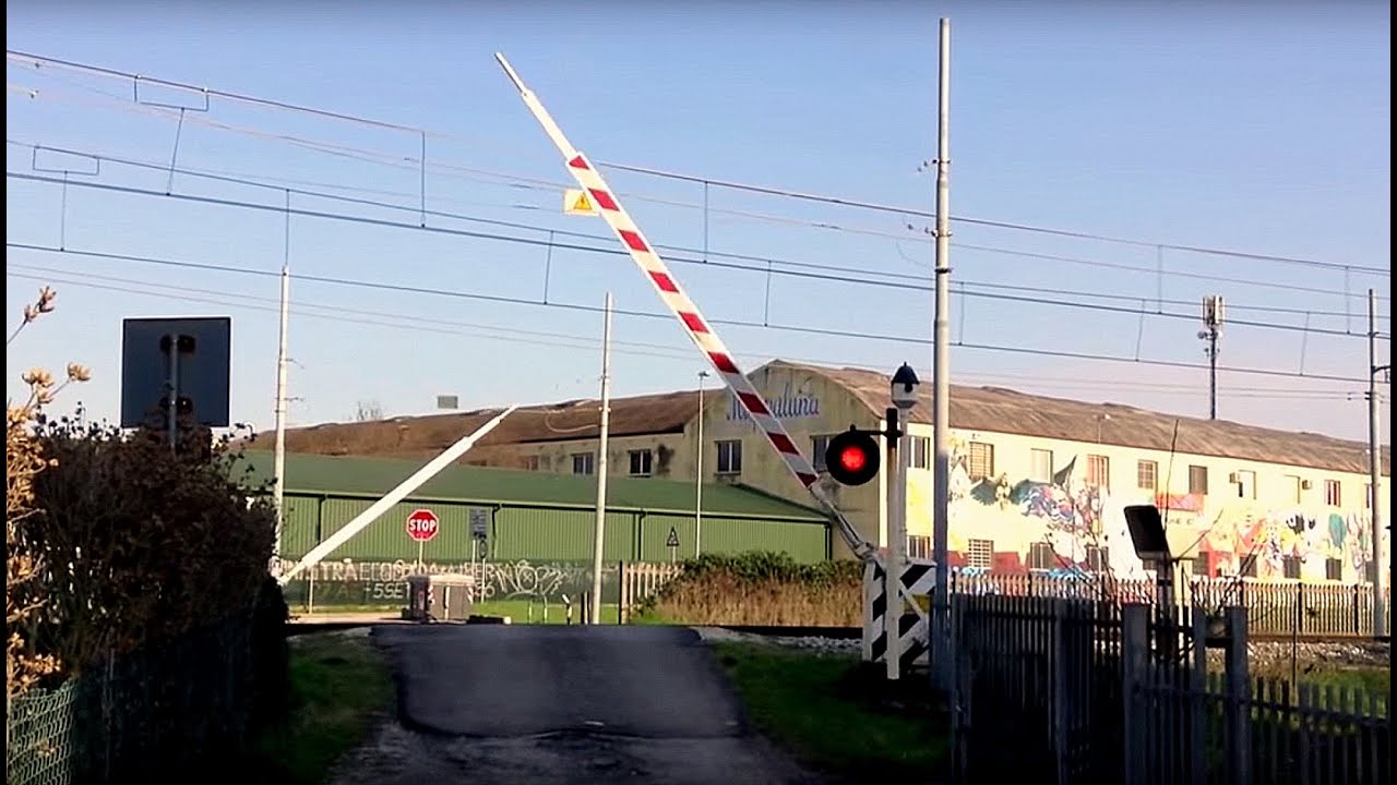 Transito treni al passaggio a livello, Railroad Crossing, Padova Italy 2013