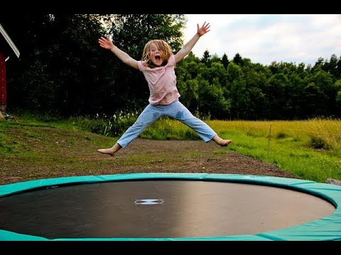 play-on-the-trampoline-(funny-viki)