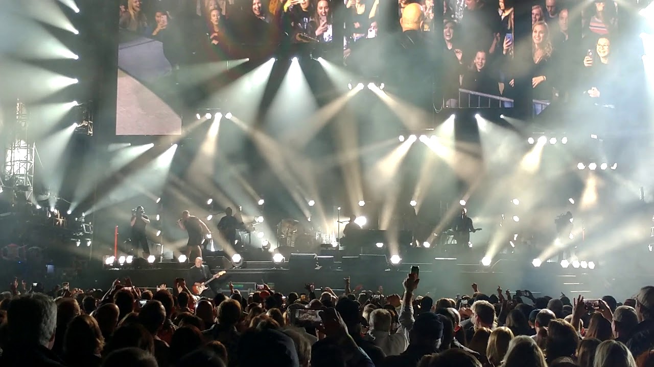 Billy Joel & guitar roadie Chainsaw- AC/DC Highway to Hell (LIVE ...