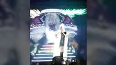 Xuxa emociona o público no "Xuxa Xou" cantando "Arco-Íris" em Fortaleza