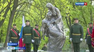 Традиционно В Канун Дня Победы - В Ульяновске Возложили Цветы К Братской Могиле