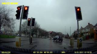 Reading Dashcam - Idiot in Smart car drives over pavement to jump red light