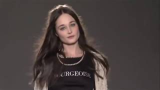 Moschino Cheap and Chic fashionshow AW2011.avi