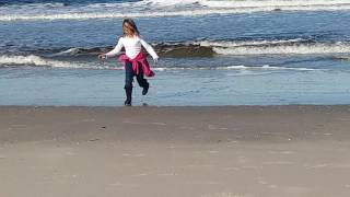 Nicole Brincando Na Praia