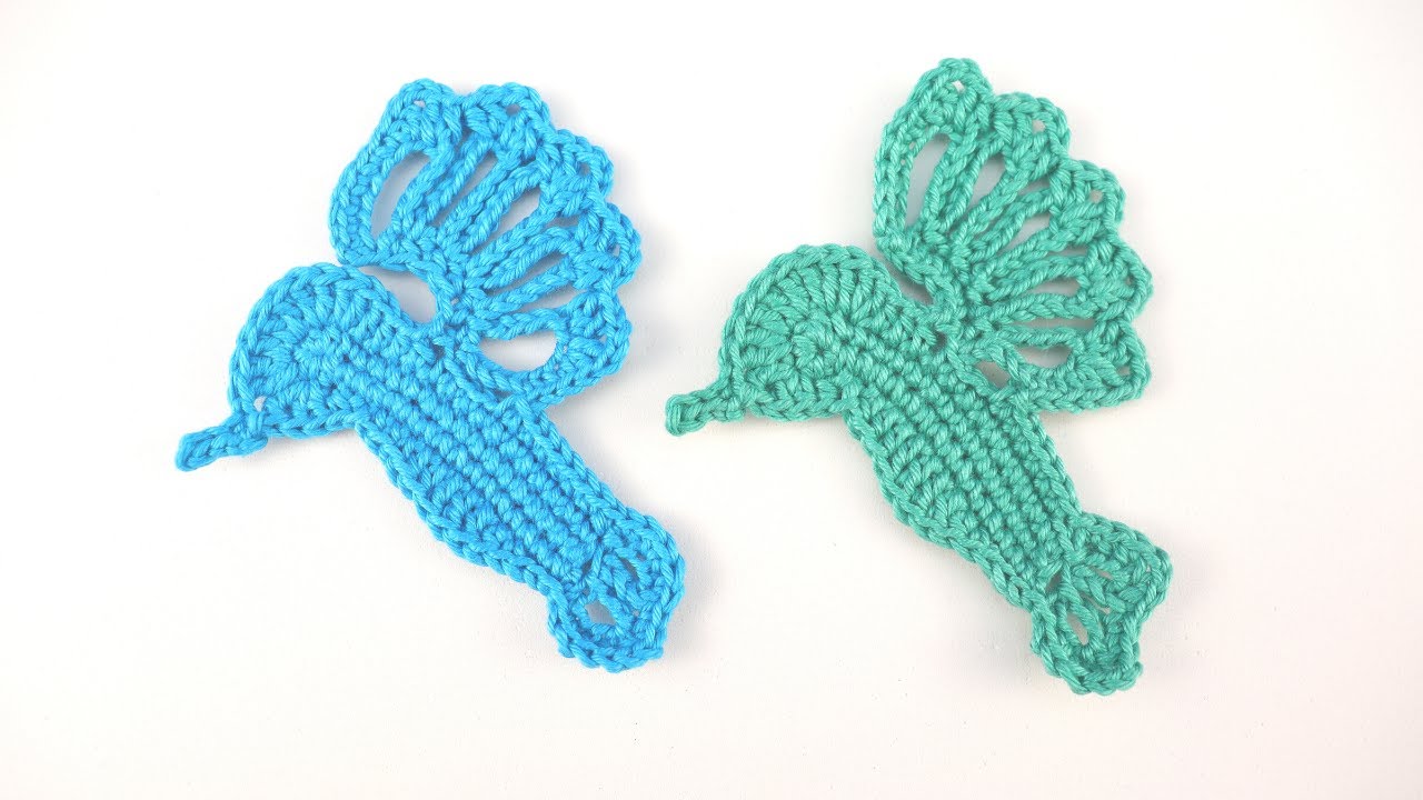 Colibrí a crochet para usar como aplique junto con flores y hojas