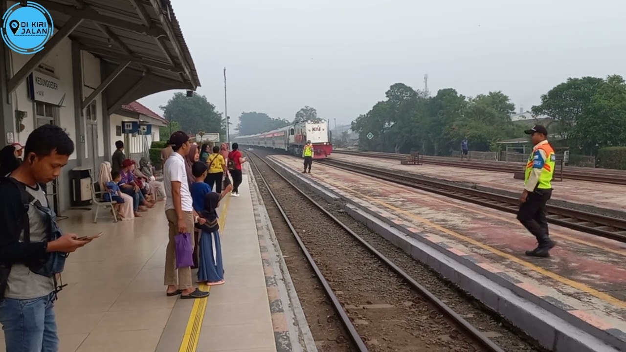 KA COMMUTER WALAHAR TIBA DI STASIUN KEDUNGGEDEH KEBERANGKATAN PERTAMA 