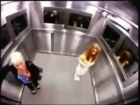 Skrytá kamera - nevinná holčička ve výtahu