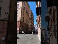 Nei vicoli di Genova in piazza Banchi.