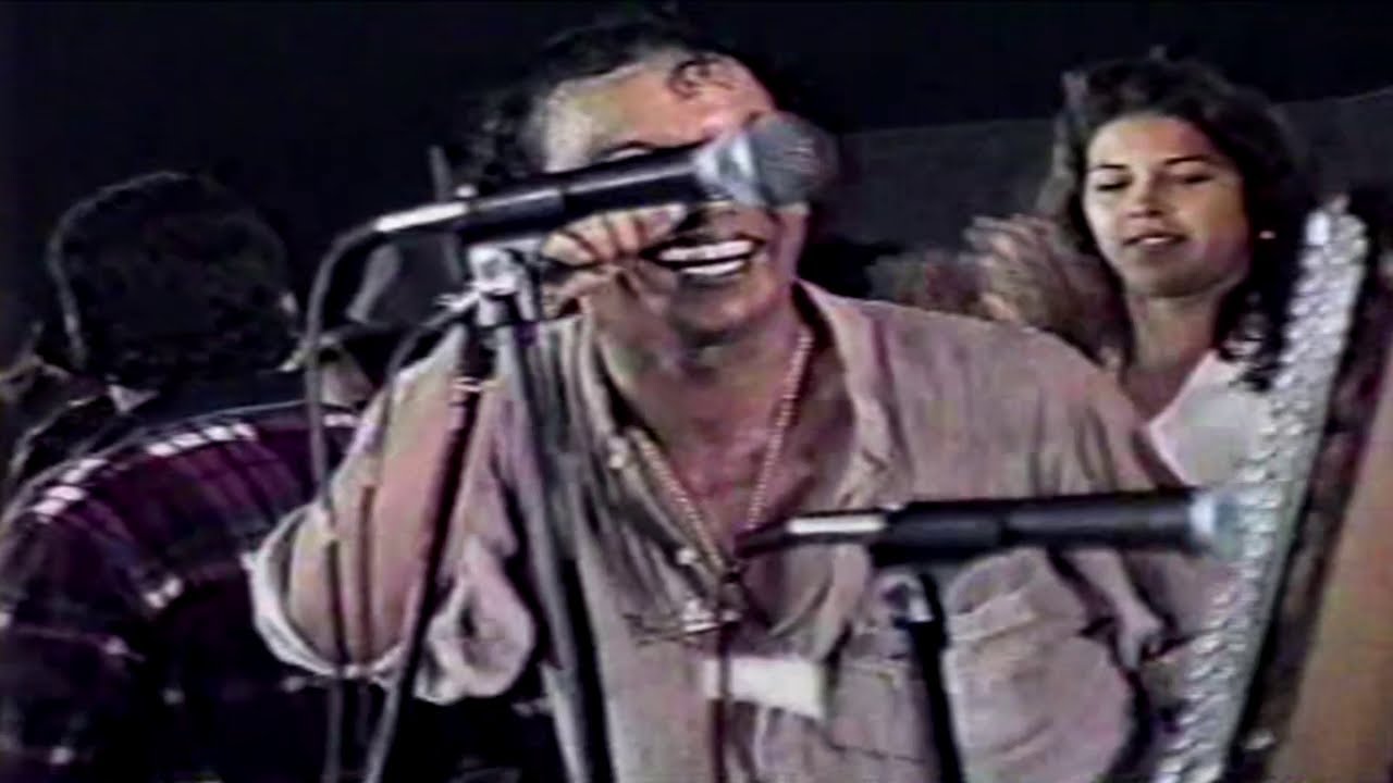 DIOMEDES LE TOCA EL COPETE A UNA ENAMORADA