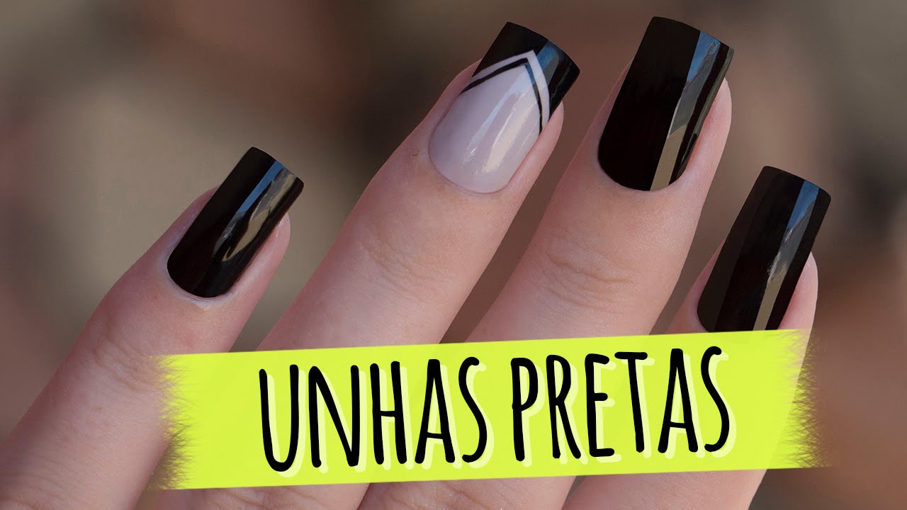 Detalhe das mãos de uma manicure pintando as unhas com um desenho de  esmalte preto