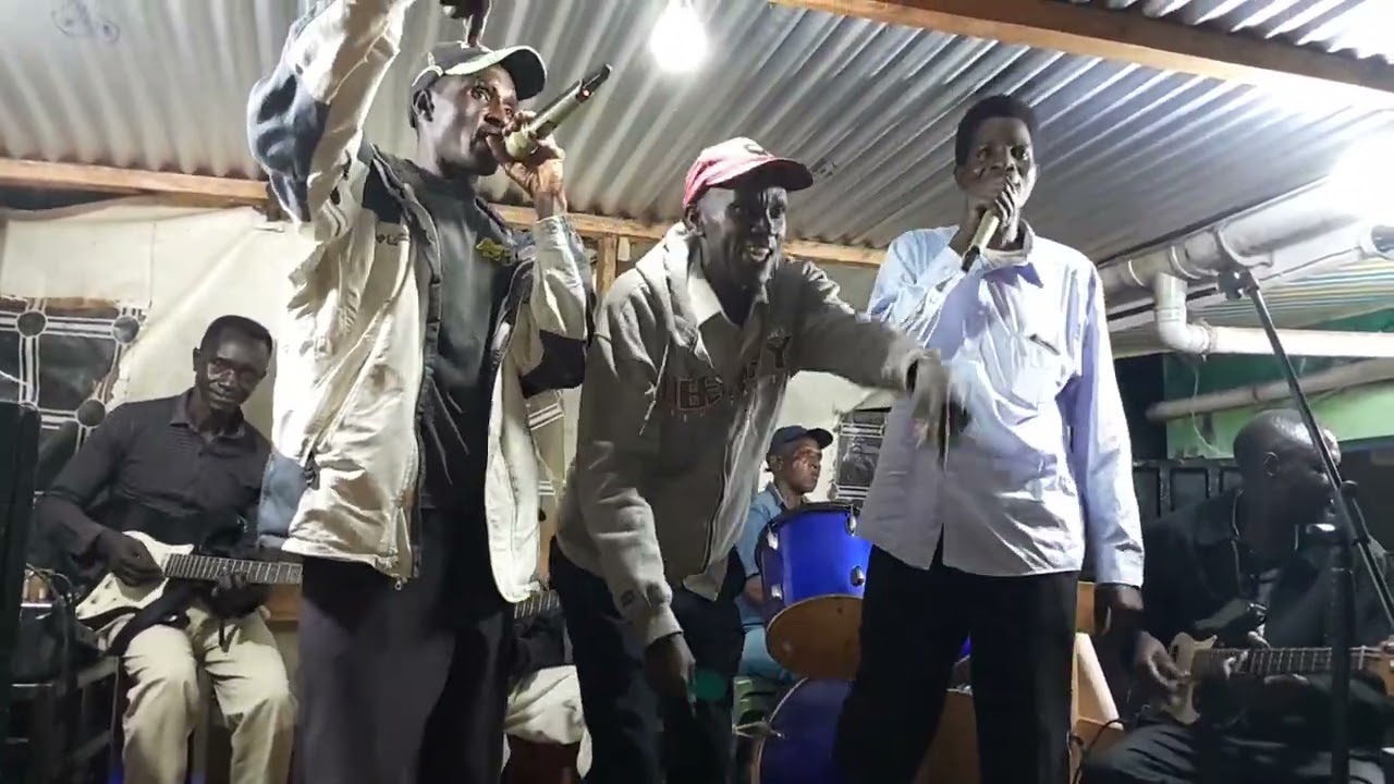 MAJOGE B KINGS PERFORMING LIVE IN OGEMBO,THE BAND DOES NOT GO OLD.