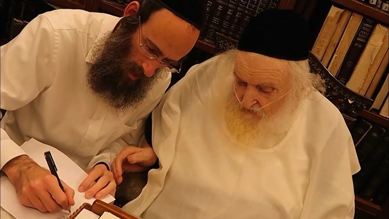 הרב בן ה100 במחאה על ביזוי גדולי ישראל במאה שערים: צפו במחאת מרן פוסק הדור הגר״מ שטרנבוך 