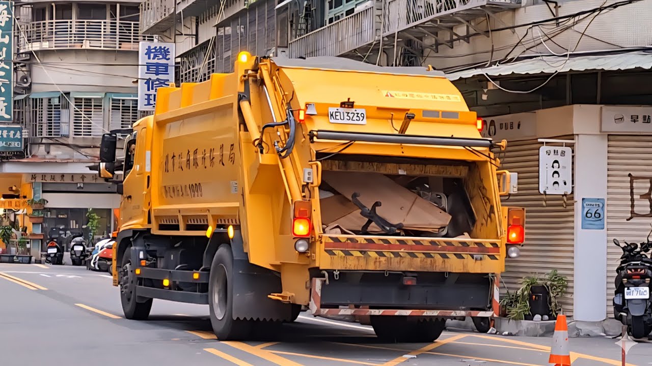 🟥(📍新北市三重區📍)：大型壓縮車KEU-3239家具收運流程隨手短紀錄/{新北市政府環境保護局}/台灣環境清潔車輛，密封式壓縮車