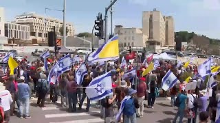 Protest outside Israeli PMs office, as Netanyahu moves to oust top officials