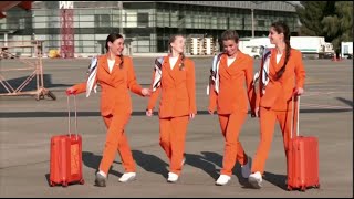 Украинская авиакомпания одела стюардесс в брюки и кроссовки