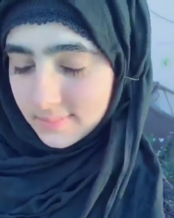 Wanita Palestina cantik tanpa make up baca desk 🙏🏻