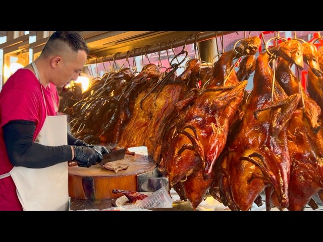 霹雳巴力文打一档港式炭烤烧鸭，一天卖好几十只，皮香、肉嫩、油而不腻，再带一点炭火香，配上阿叁酸辣菜解腻又美味，一到吃饭时间就排队……