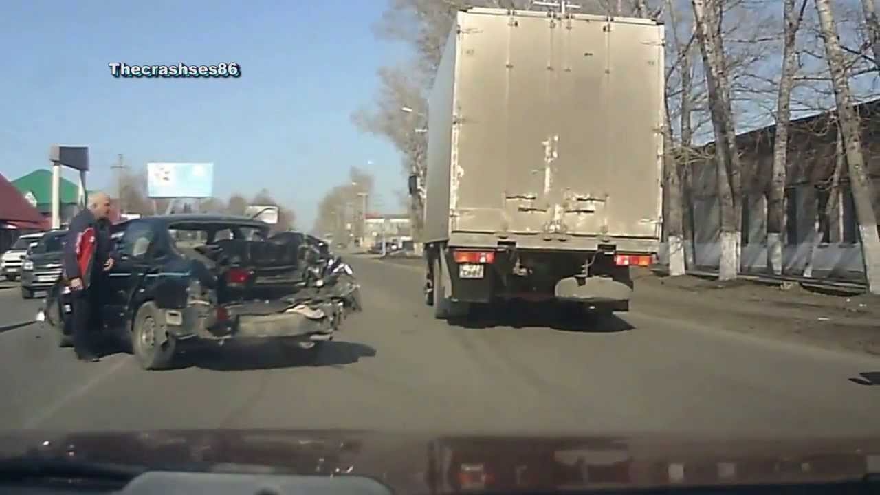 Поезд сбил автомобиль