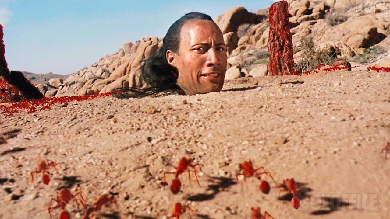 The Rock contre les fourmis de feu  Le roi scorpion  Extrait VF