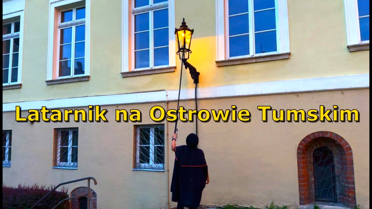 Wrocław, latarnik zapalający lampy gazowe na Ostrowie Tumskim