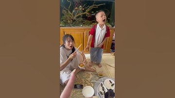 Thì ra vợ khờ mang hết tăm cay cho vào cơm để ăn à , cậu bé mũ vàng tippi mách bố nè