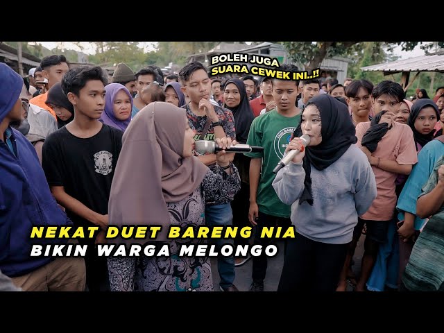 FANS IRAMA NEKAT DUET BARENG NIA DIRGHA SAAT MENYANYIKAN LAGU MENDERITE VERSI IRAMA DOPANG class=