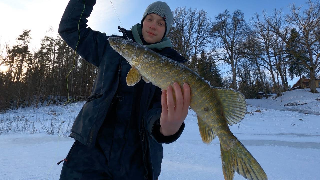 Прекрасный зимний день на рыбалке