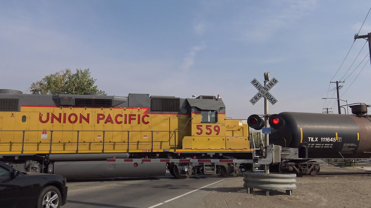 Fruitridge Rd. Railroad Crossing, UP 559 YSR62r Florin Flyer Local, Sacramento CA