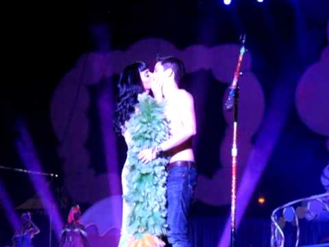 Katy Perry kissing Ivan Dorschner on the cheeks