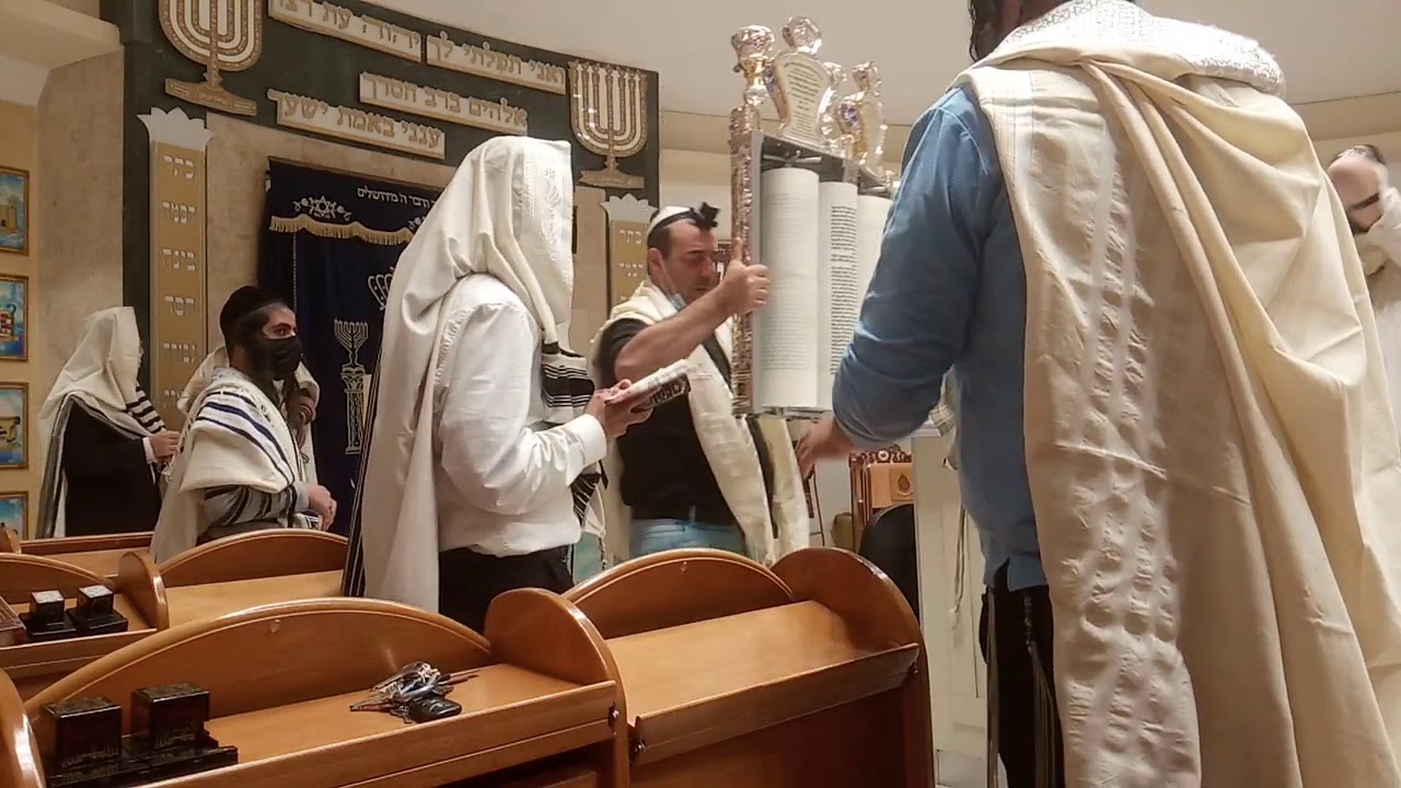 פתיחת ההיכל הוצאת ספר תורה והגבהה