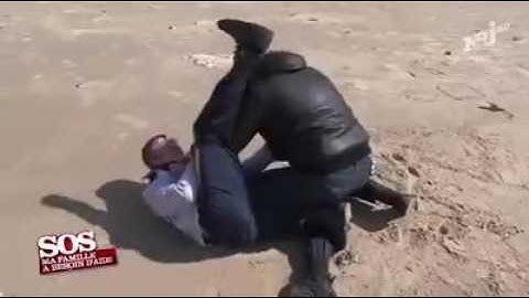 Il tente de frapper pascal le grand frère avec un marteau !