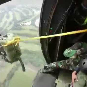 Prajurit TNI Latihan Terjun Payung Secara Taktis#shorts