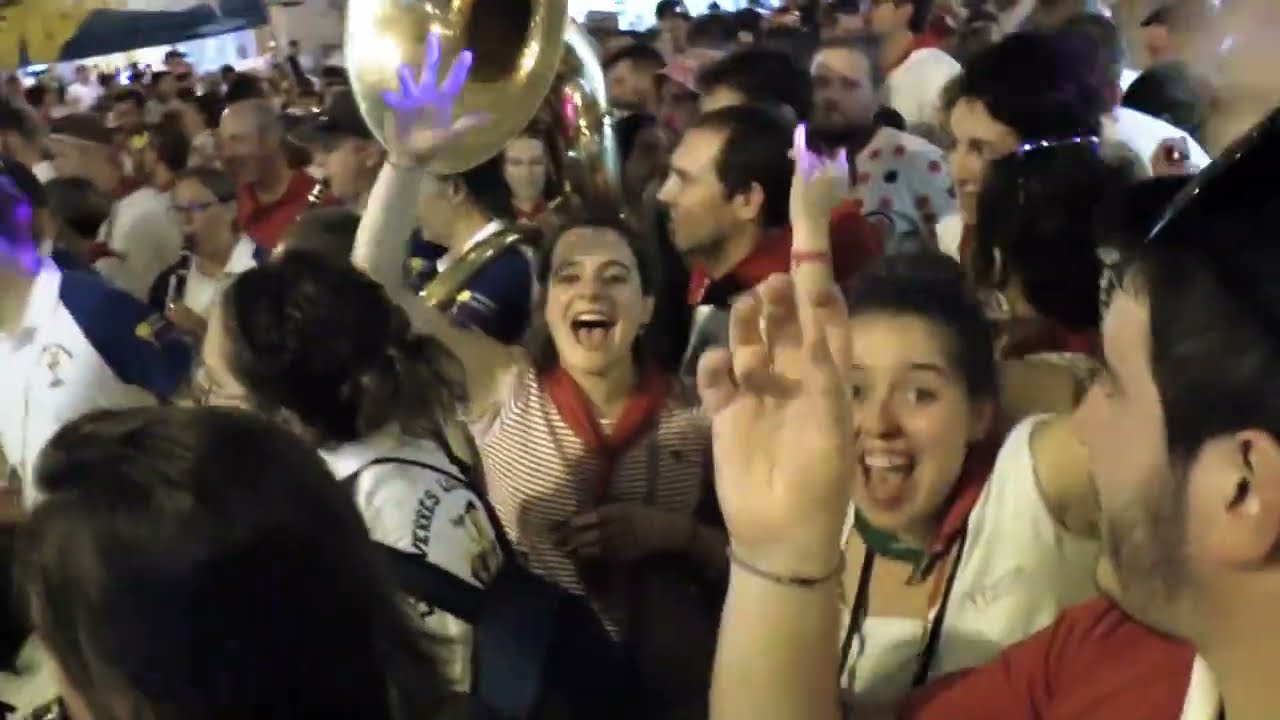 FREED FROM DESIRE par les VERRES LUISANTS, au milieu des festaires, place du Lion d'Or, CONDOM 2022