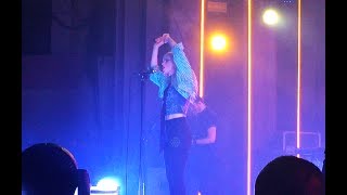 PARAMORE // Caught in the Middle (Live @ Paris) 27.06.17