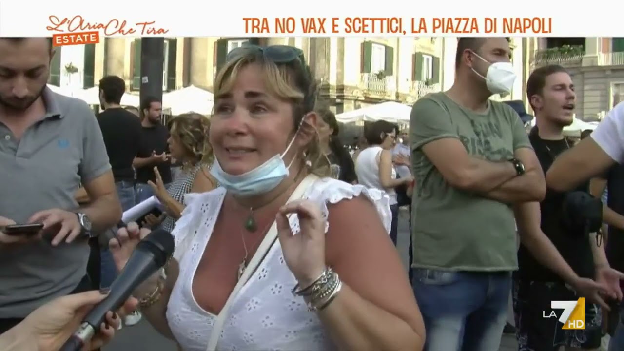 Tra No Vax e scettici, la piazza di Napoli
