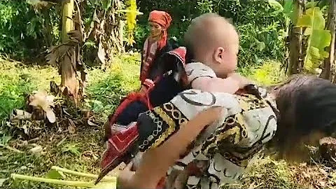 New Life in the Forest | Teen Single Mom & 80-Year-Old Grandma Build a Bamboo Home