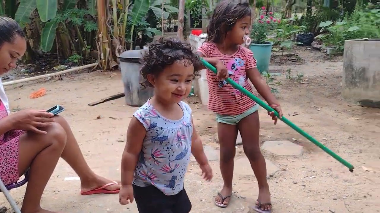 Lorena querendo pegar o gatinho mas a Cecília 