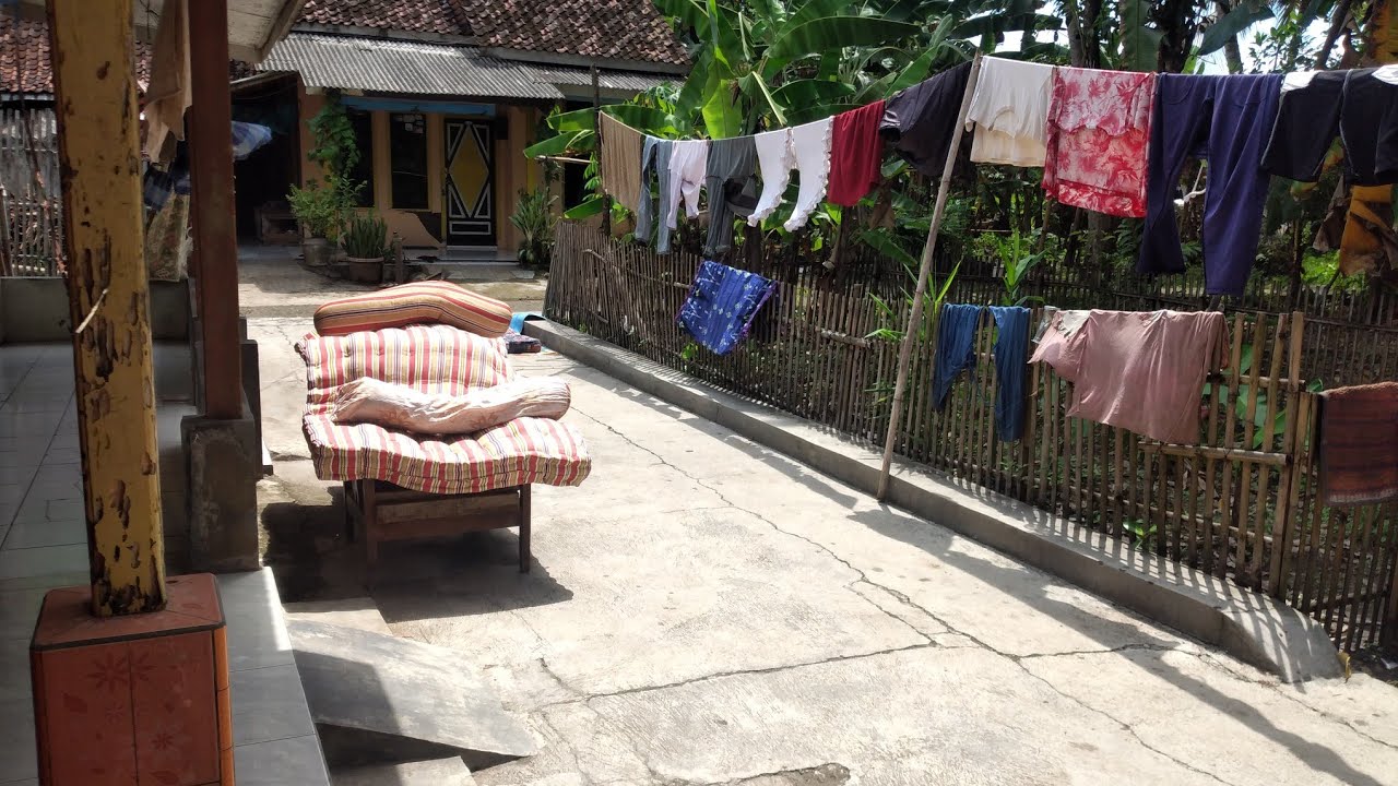 MUMPUNG PANAS CETAR KITA JEMUR KASUR KAPUK DAN BANTAL GULING.