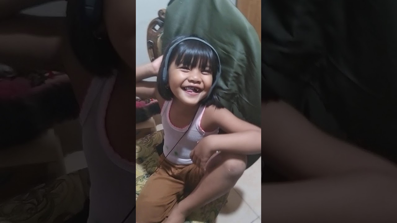 LUCU BANGET anak kecil makan permen perutnya buncit