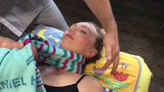 Мягкая Правка шеи полотенцем...