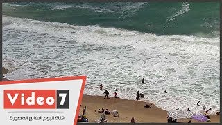 ارتفاع الأمواج بالإسكندرية يحرم المصطافين الاستمتاع بالبحر ويؤدى إلى 10 حالات غرق