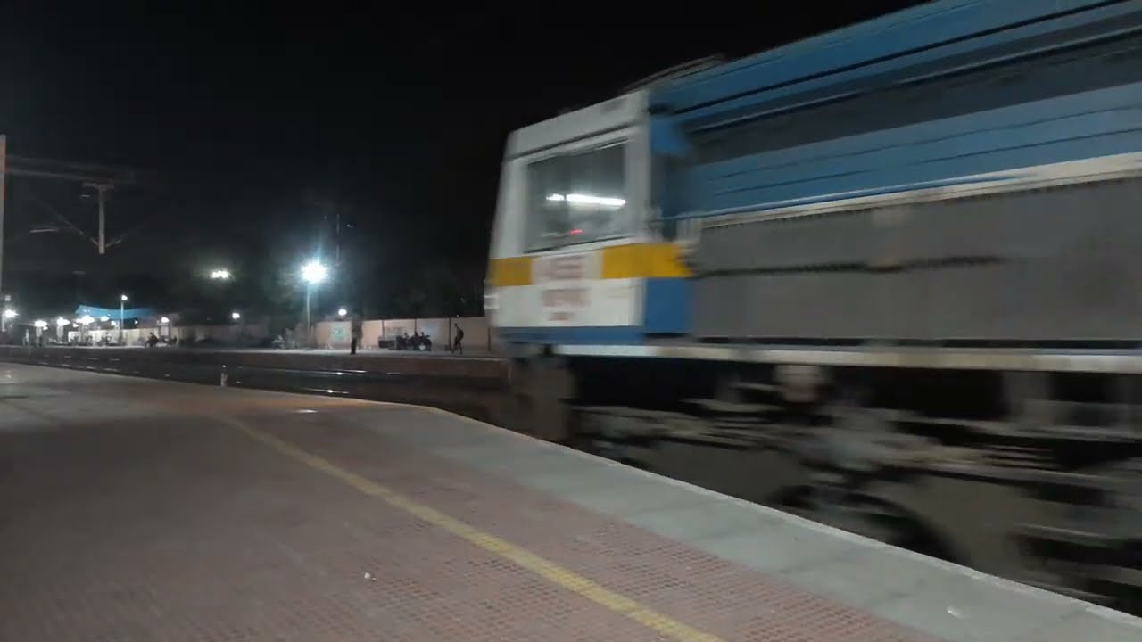 12916 old delhi-ahmedabad ashram exp arrived at gandhinagar(jaipur) by wdp4d||आश्रम एक्सप्रेस